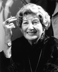 Die Schriftstellerin Irmgard Keun am 27. März 1981 bei den Dreharbeiten zur Verfilmung ihres Romans "Nach Mitternacht" in Berlin. Im Jahr 1982 starb Irmgard Keun im Alter von 77 Jahren in Köln. Am 6. Februar wäre sie 100 Jahre alt geworden. (Foto: dpa)