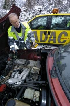 Der ADAC-Pannenhelfer Max Figlstahler überprüft an einer Straße bei Freiburg die Spannung einer Autobatterie. Figlstahler ist einer von bundesweit 1700 Mitarbeitern der ADAC-Straßenwacht. Wenn die Temperaturen sinken, sind die "Gelben Engel" besonders gefragt. (Foto: dpa)