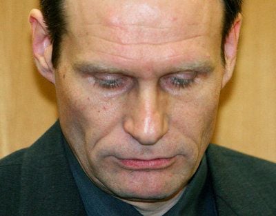 Mit gesenktem Kopf sitzt der als «Kannibale von Rotenburg» bekannt gewordenen Armin Meiwes im Januar 2006 auf der Anklagebank des Gerichtsaals in Frankfurt am Main. (FOTO: DPA)