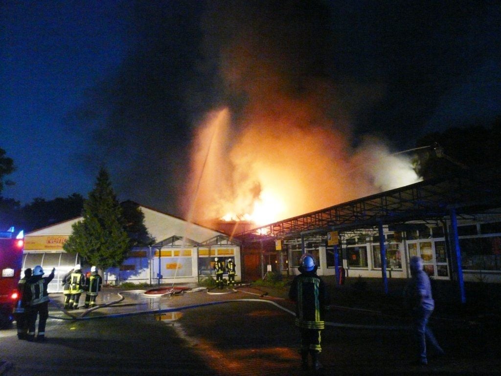 Flammen schlagen aus dem Dach des Einkaufszentrums in Bad Bibra