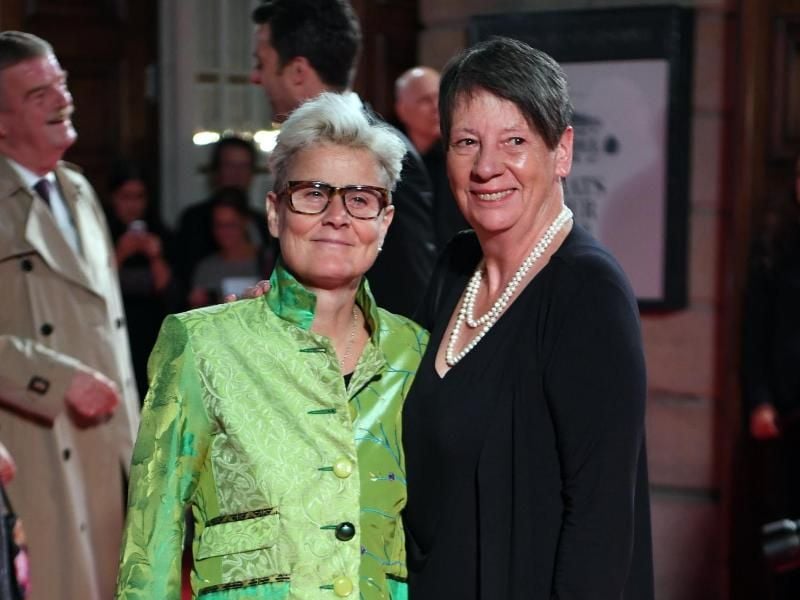 Umweltministerin Barabara Hendricks (r) und ihre Partnerin Valérie Vauzanges bei der Wiedereröffnung der Berliner Staatsoper Unter den Linden. Foto: Bernd von Jutrczenka