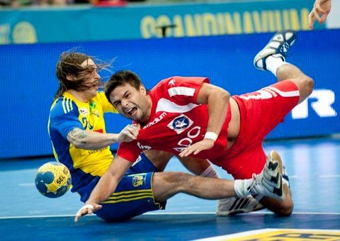 Schwedens Fredrik Petersen (l.) und Chiles Nicolas Jofre kämpfen beim WM-Auftaktspiel um den Ball. (FOTO: DPA)