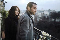 Pierre (Romain Duris) und seine Schwester Elise (Juliette Binoche) blicken In dem Film «So ist Paris» über die Stadt. (Foto: dpa)