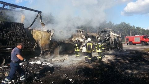 Rettungskräfte arbeiten am Donnerstag auf der Autobahn 2 (A2) zwischen Wollin und Brandenburg an der Havel nach einem Unfall an der Unfallstelle. (FOTO: DAPD)