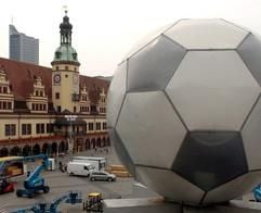 Ein überdimensionaler Fußball als erster Vorbote für die Fußball-Weltmeisterschaft 2006 steht auf dem Marktplatz vor dem Alten Rathaus in Leipzig. Der begehbare Fußball-Globus des Künstlers André Heller wird vom 15. Juni an sechs Wochen in der WM-Stadt gastieren. Tagsüber bietet der Pavillon Multimedia zum Thema Fußball. Am Abend verwandelt sich der Salon zu einem Kulturfestival. Der Globus ist Teil des die WM begleitenden Kunst- und Kulturprogramms. Leipzig ist die vierte Station des Projektes, das in allen Gastgeberstädten der WM zu sehen ist. (Foto: dpa)