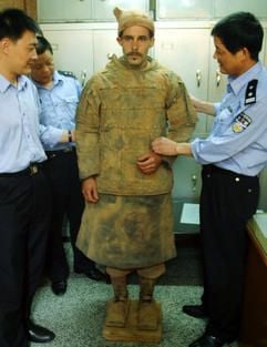 Ein deutscher Kunststudent hat sich als Krieger verkleidet unter die weltberühmten Terrakotta-Soldaten im Grab des ersten chinesischen Kaisers nahe Xi'an gemischt. (Foto: dpa)