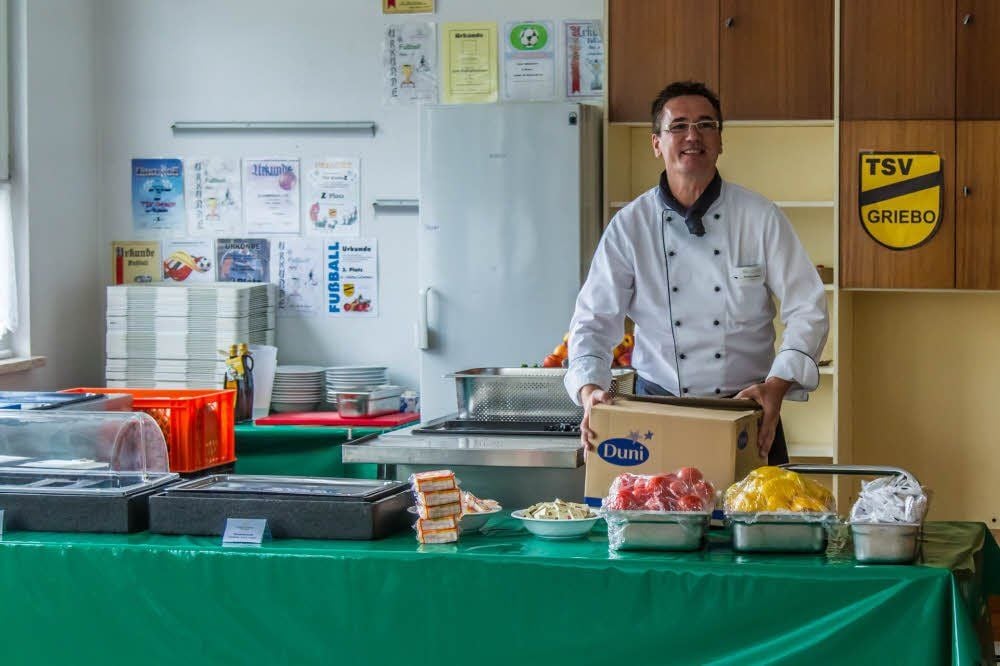 Karsten Bergien richtet das Abendessen in Griebo an.