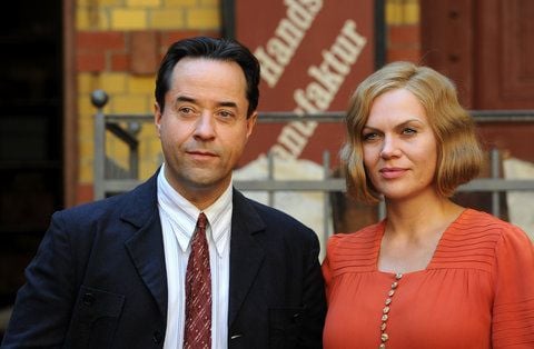 Die Schauspieler Jan Josef Liefers und Anna Loos posierenin Leipzig am Set für das historische TV-Event «Nacht über Berlin - Der Reichstagsbrand». (FOTO: DPA)