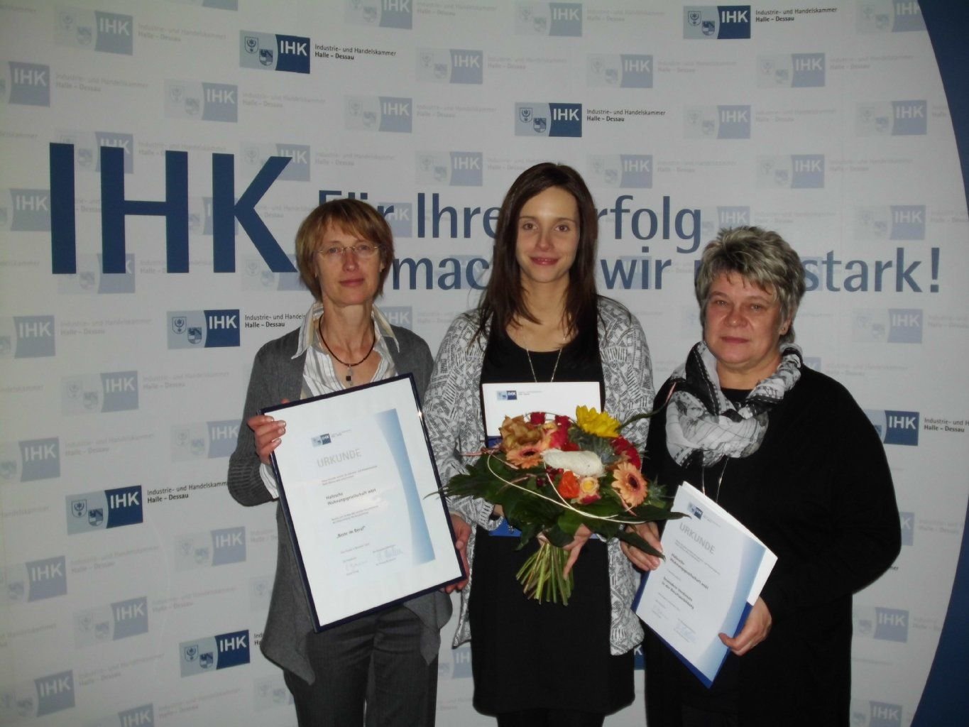 HWG-Personalleiterin Bettina Ohm, Jahrgangsbeste Franziska Schulze und HWG-Ausbildungsbeauftragte Marion Schüler (v.r.n.l.) bei der der IHK-Bestenehrung 2015.