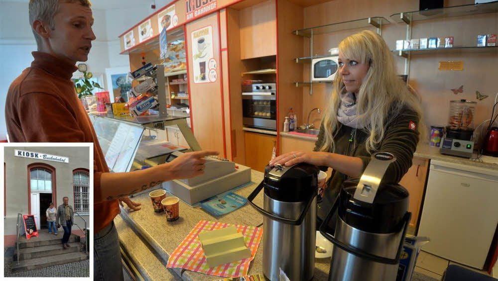 Anne Böhnstedt versorgt Taxifahrer Thomas Morawitz mit Kaffee.