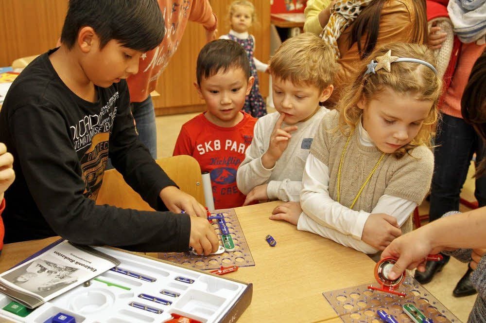 Im neuen Kunst- und Kreativraum kann man auch mit Elektronik-Baukästen experimentieren. Die Kinder haben ihren Spaß dabei.