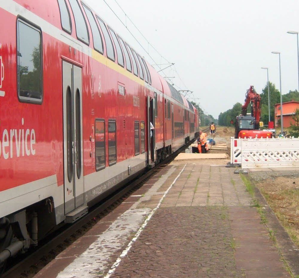Hans-Joachim Fuchs mit einem besonderen Stück aktueller Lindaer Geschichte: Er zeigt jenen selbstgebauten Tritt, der im Bahnhof eingelagert ist und älteren Bahnreisenden den Ein- oder Ausstieg erleichtert.
