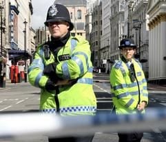 Britische Polizisten sperren die Gegend um den Piccadilly Circus. Die Polizei am Freitag einen Anschlag mit einer massiven Autobombe verhindert. (Foto: dpa)