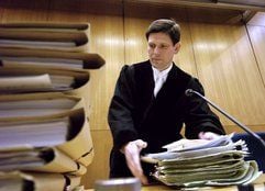 Der Vorsitzende Richter Meinrad Wösthoff eröffnet im Landgericht in Frankfurt das Mammutverfahren enttäuschter Kleinanleger gegen die Deutsche Telekom. (Foto: dpa)