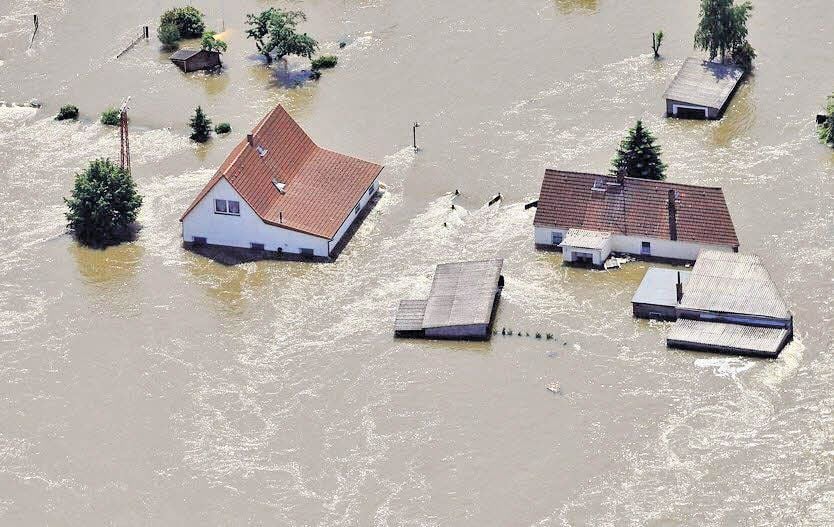 Das Hochwasser richtete im Juni 2013 - wie hier in Fischbeck (Landkreis Stendal) - enorme Schäden an