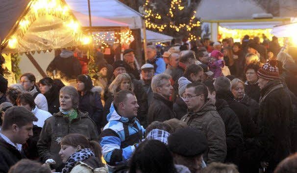 Volksfeststimmung auf der Saalebrücke, kuschelige Atmosphäre hinter alten Gemäuern, buntes Markttreiben und Programm - das ist Bernburgs Klosterweihnacht. Am Wochenende hat sie zum zehnten Mal stattgefunden.