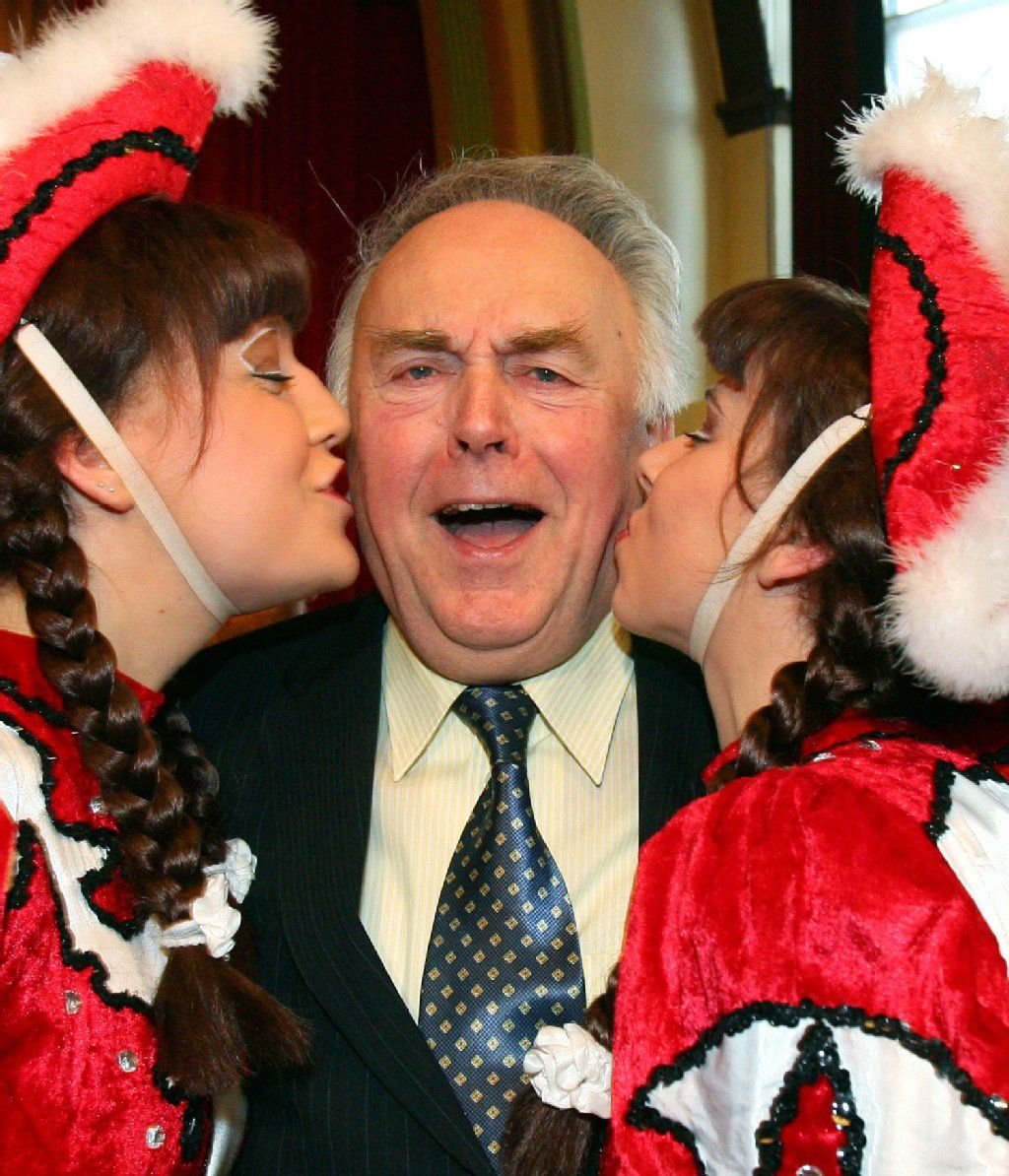 Sachsen-Anhalts Ministerpräsident Wolfgang Böhmer (CDU) wird in Bernburg während eines gemeinsamen Empfangs vom Karneval-Landesverband Sachsen-Anhalt (KLV) und der Landesregierung von Nicole und Teresa von der Obhausener Funkengarde geküsst.