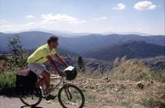 Ein Radfahrer bei seiner Fahrt durch die Gebirgslandschaft der griechischen Halbinsel Peloponnes. Der Peloponnes ist ein Geheimtipp unter Radfans. Die Halbinsel lockt mit leeren Straßen, wilder Natur und antiken Schätzen. (Foto: ddp)