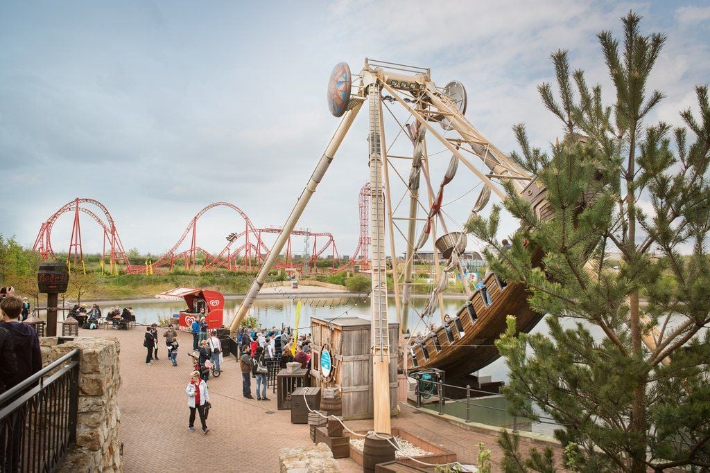 Die Schiffschaukel "Santa Maria" in Belantis, im Hintergrund die Achterbahn Huracan