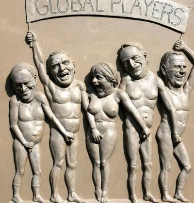 Peer Steinbrück, Gerhard Schröder, Angela Merkel, Edmund Stoiber und Guido Westerwelle als «Global Players» in dem Relief von Peter Lenk in Bodman-Ludwigshafen (Baden-Württemberg)