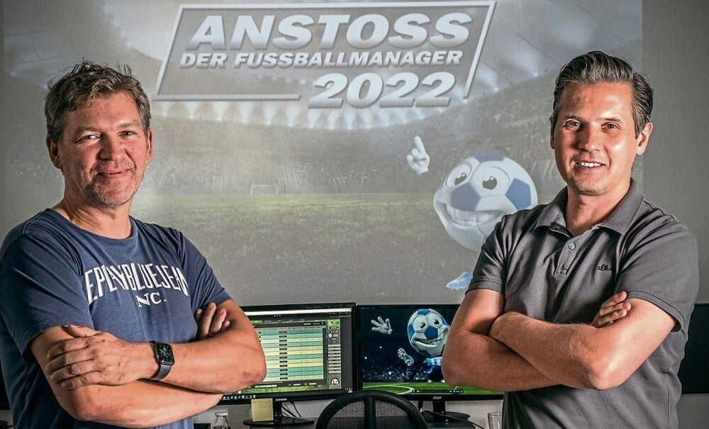 Stefan Weyl (links) und Bartol Ruzic haben eine Viertelmillion Euro eingesammelt, um das Computerspiel „Anstoss 2022“ zu entwickeln.
