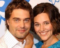 Die Schauspieler Raphael Vogt und Alissa Jung posieren bei der Vorstellung der Sat.1-Telenovela «Schmetterlinge im Bauch». Die Serie läuft ab 21. August im Vorabendprogramm, die Quoten sind bescheiden. (Foto: dpa)