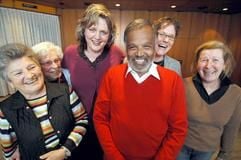 Beherzt und spontan lachen (v.l.) Hannelore Böhmer, Henny Herz, Jutta Bretz, Gauri Shankar Gupta, Kerstin Spoer und Helena Probst, Mitglieder des Lachclubs Trier. Der Club trifft sich seit sechs Jahren einmal in der Woche mit dem Ziel, beim Lachen zu entspannen. (Foto: dpa)
