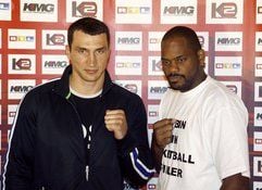 Schwergewichtsweltmeister Wladimir Klitschko aus der Ukraine (li.) steht in Hamburg während einer Pressekonferenz seinem Herausforderer Tony Thompson gegenüber. (Foto: dpa)