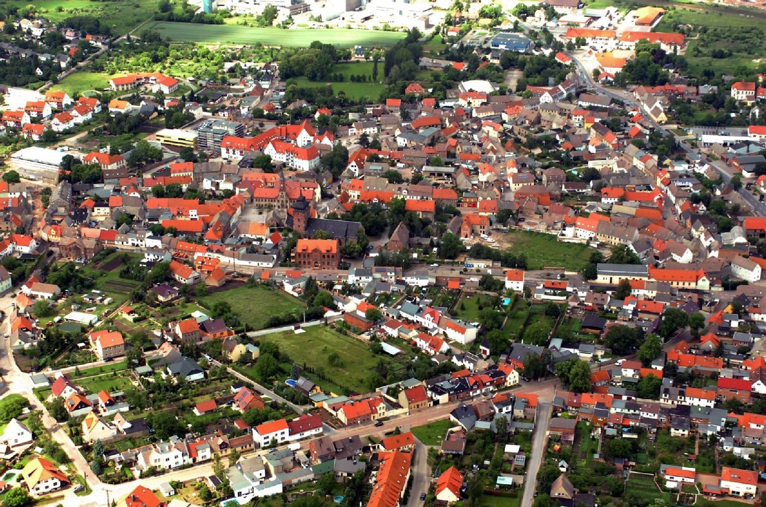 Das Luftbild zeigt Könnern im Salzlandkreis. Die Kleinstadt umfasst zahlreiche Orte und Ortsteile mit zusammen rund 8.700 Einwohnern.