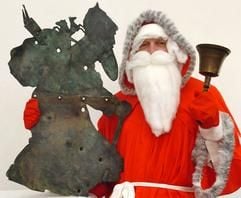 Eine rund 100 Jahre alte Wetterfahne in Gestalt eines Knecht Rupprecht, die auf dem nicht mehr existierenden Kloster Cölbigk der Gemeinde Ilberstedt bis 1968 angebracht war, hält der als Weihnachtsmann verkleidete ehrenamtliche Bürgermeister der sachsen-anhaltinischen Gemeinde, Roland Halang, in den Händen. Nach einer Sage und umfangreichen Nachforschungen von Heimatforschern soll die Geburtsstunde von Knecht Rupprecht bereits vor fast 1000 Jahren in der kleinen Gemeinde gelegen haben. (Foto: dpa)
