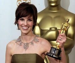 Hilary Swank, hier bei der Oscar-Verleihung am 26. März 2000, spielt in «The Reaping» eine kühl analysierende Wunder-Forscherin, die religiösen Humbug entlarvt. (Foto: dpa)