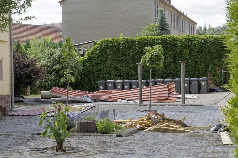Auch am Freitag lag das weggeflogene Dach noch in einem Hinterhof in Farnstädt.