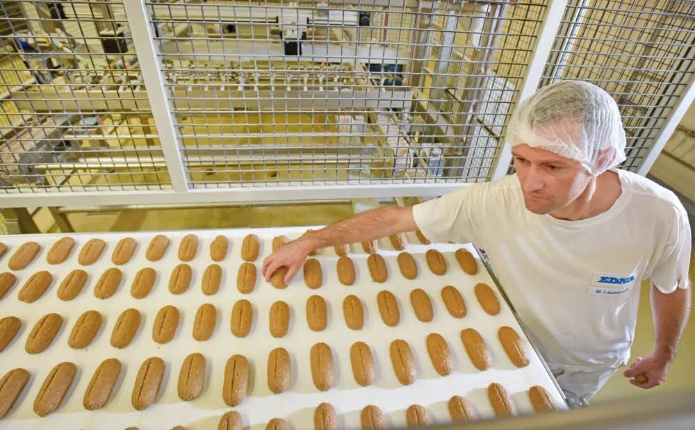 Unmittelbar vor dem Backofen: Martin Lauenroth guckt, ob auch ein Finn-Brötchen wie das andere aussieht.