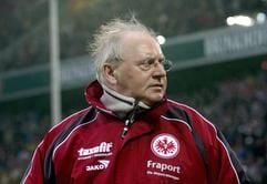 Der Frankfurter Trainer Willi Reimann, der von Schiedsrichter Hermann Albrecht auf die Tribüne geschickt wurde, geht vom Platz. (Foto: dpa)