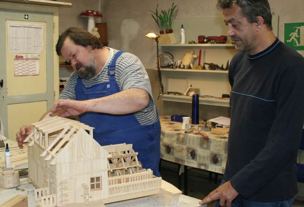 Wolfgang Dahlke (links) und Frank Körnig fertigen das Modell einer Schiffsmühle für die laufende Mühlen-Ausstellung der Prettiner Caritas-Projektgruppe, die noch bis Ende Oktober im Schloss zu sehen sein soll.