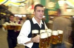 Kellner haben einen oftmals stressigen und schweren Job. (Foto: dpa)