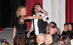 Katja Riemann und Sebastien Jacobi spielen am Mittwoch im Theater am Kurfürstendamm als Anna Karenina und Alexej Wronskij in einer zeitgenössischen Dramatisierung nach dem Roman von Leo Tolstoi. (Foto: dpa)