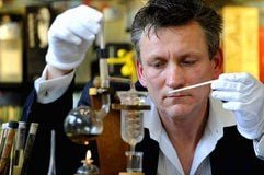 Uwe Herrich analysiert in seiner Parfümerie in Dresden den gerade kreierten Duft. Dazu benutzt er unter anderem 380 verschiedene Duftöle. (Foto: ddp)