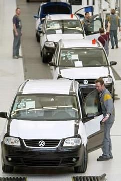 VW-Arbeiter bei der Endabnahme des Vans «Touran», der in Wolfsburg mit Hilfe des VW-Tarifmodells «5000 x 5000» produziert wird. (Foto: dpa)