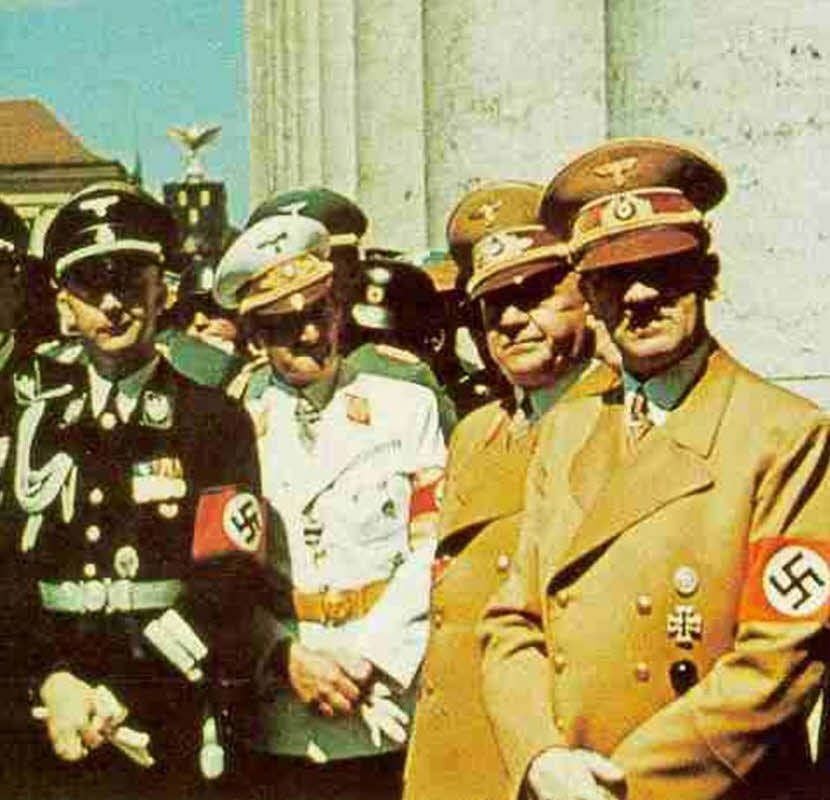 Hitler, wie er sich am liebstens sah: in Uniform.