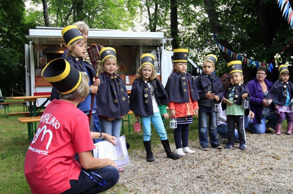 Die Kinder singen zur Eröffnung des Bergmannstages das Steigerlied.