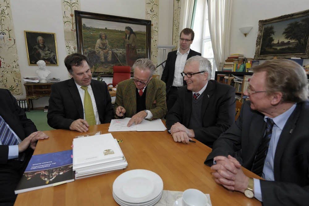Stiftungsdirektorenrunde im Schloss Großkühnau im März 2013: Kultusminister Stephan Dorgerloh, die Stiftungs-Chefs Thomas Weiss, Thomas Müller-Bahlke und Boje Schmuhl, im Hintergrund Martin Hanusch, Sprecher des Kultusministeriums (von links).