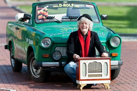 Aktionskünstler Rolf Becker alias «Drehorgel-Rolf» posiert in Halle an der Saale mit einer Drehorgel vor einem zum Cabriolet umgebauten Trabant. (FOTO: DAPD)