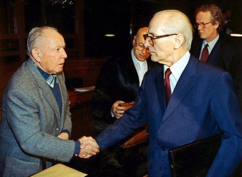 Das Archivbild von 1992 zeigt den ehemaligen DDR-Staatschef Erich Honecker (r), der sich von dem früheren Stasi-Chef Erich Mielke (l) nach dem zweiten Tag des Honecker-Prozesses mit Händedruck verabschiedet. (FOTO: DPA)