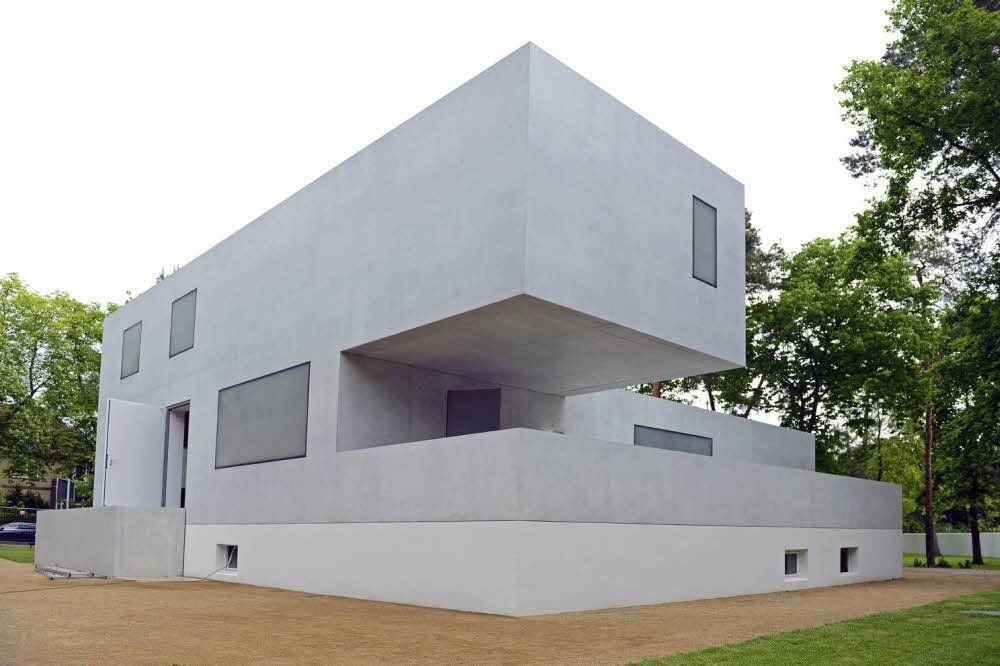 Das Gropius-Haus wurde wie das Haus Moholy-Nagy wieder aufgebaut. Für den Neubau der beiden Häuser wurden 4,18 Millionen Euro ausgegeben.