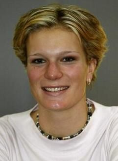 Maria Riesch lacht bei einem Sponsorentermin in München in die Kamera. (Foto: dpa)