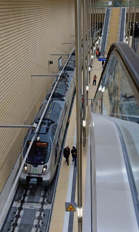 Premiere: der erste S-Bahn-Zug im Leipziger City-Tunnel, hier in der Station Markt