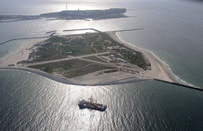 Das rund 800 Tonnen schwere Seekabel wurde mit Hilfe der so genannten Kabellegebarge «Nostag 10» (hier im Juni 2009 kurz vorm Strand) nach Helgoland verlegt. (ARCHIVFOTO: DPA)