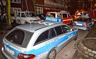 Polizei- und Rettungsfahrzeuge stehen im Hamburger Stadtteil St. Pauli vor einem Wohnhaus, in dem ein Mann von der Polizei erschossen worden ist. (FOTO: DPA)