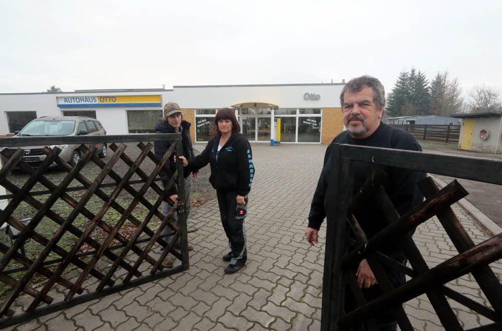 Eine Ära geht zu Ende. Werner Otto (rechts), Susann Otto und Fabian Gräbner schließen das Tor zum Autohausgelände in Annaburg.